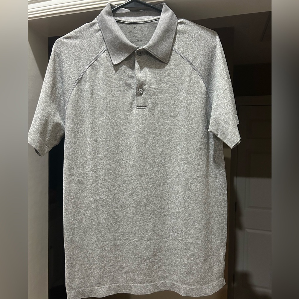 Fabletics Solid Gray Medium Moisture Wicking Golf Shirt